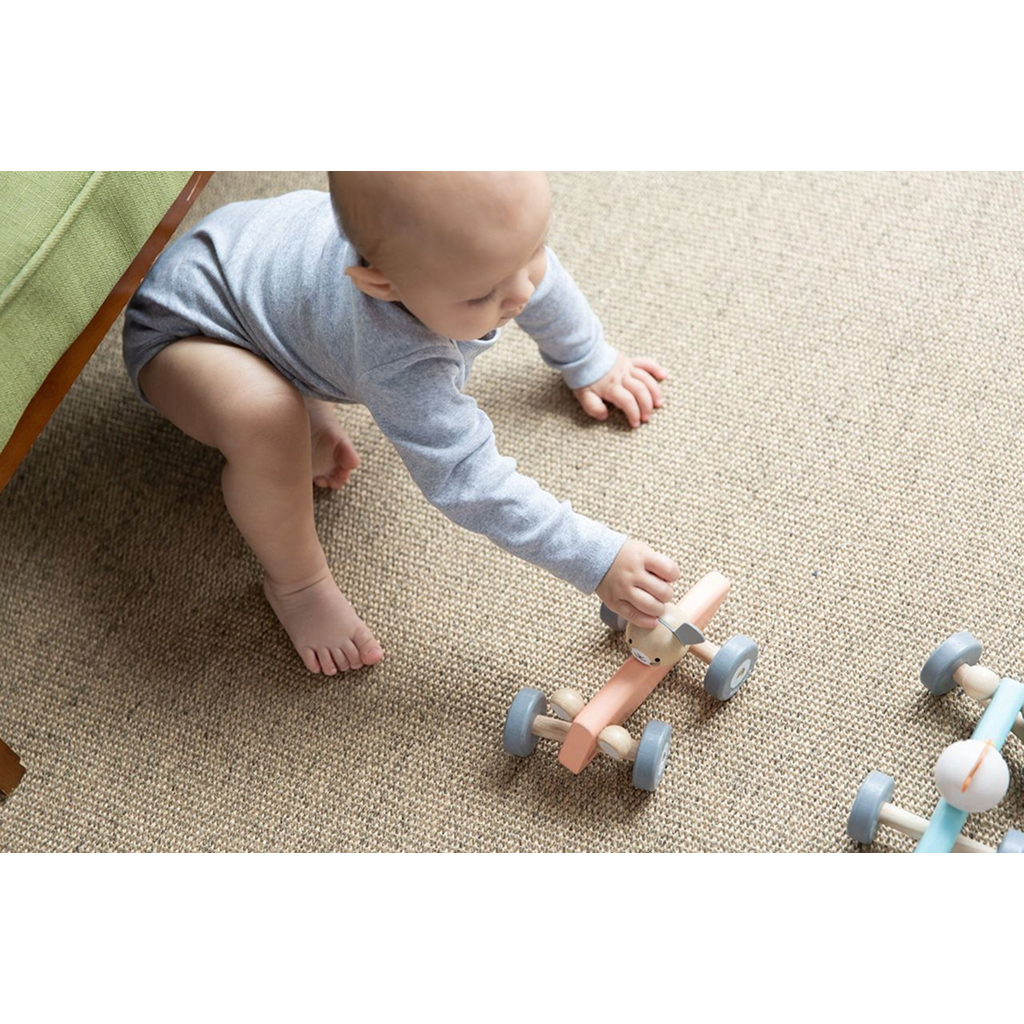 سيارة سباق الأرنب من PlanToys — مركبة لعبة خشبية
