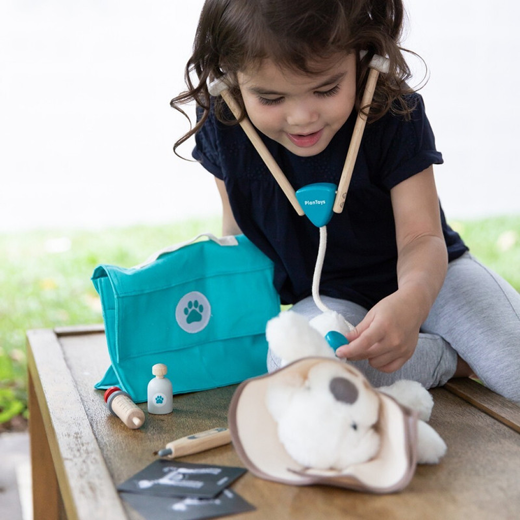 مجموعة الطبيب البيطري من PlanToys — مجموعة ألعاب طبية خشبية للتمثيل