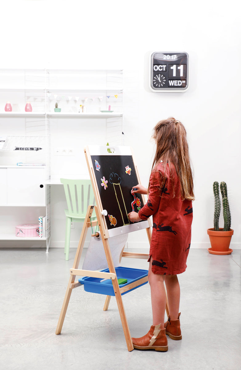 2 Sided Easel (Magnetic Black & Whiteboard)