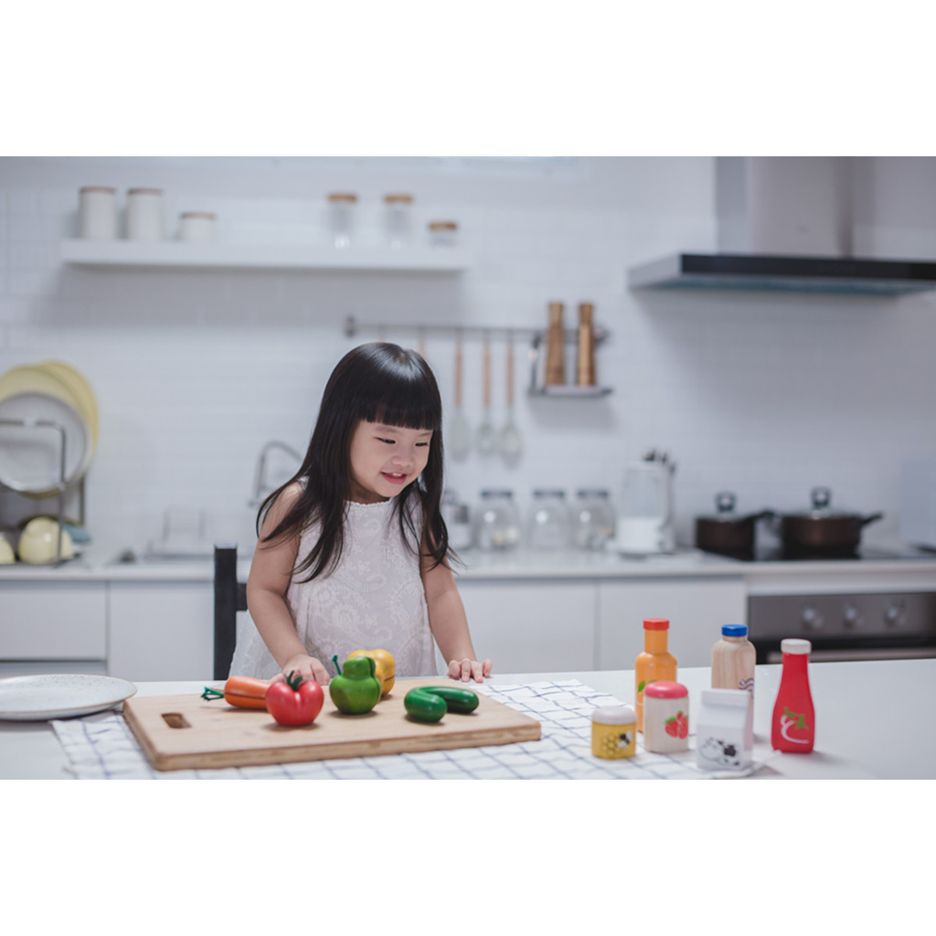 مجموعة الطعام والمشروبات من PlanToys - ألعاب طعام خشبية للتظاهر باللعب