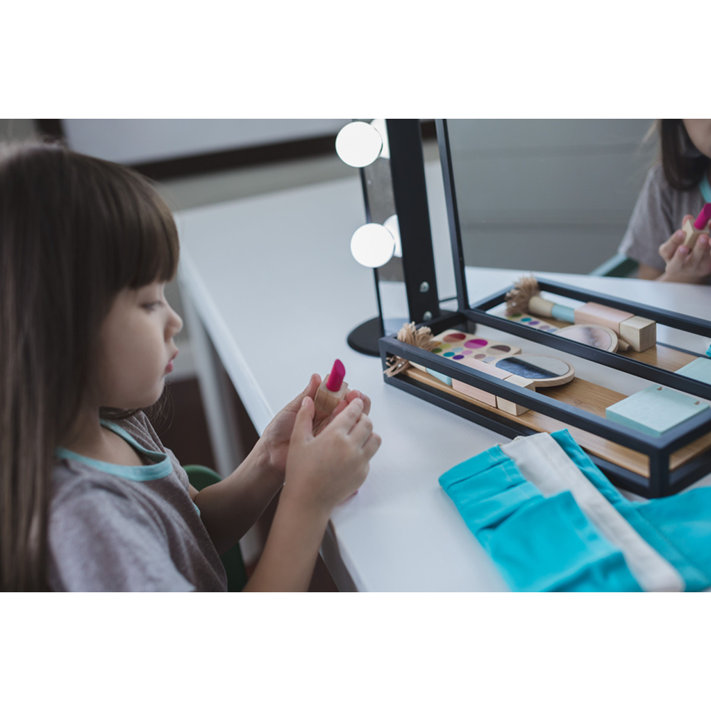 مجموعة المكياج من PlanToys - مجموعة ألعاب خشبية للتظاهر