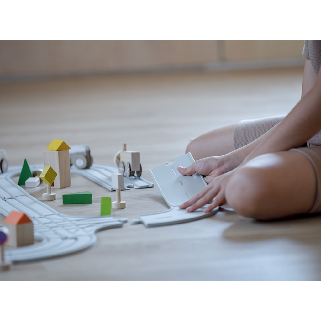 PlanToys مجموعة مسار الطرق والسكك الحديدية المطاطي