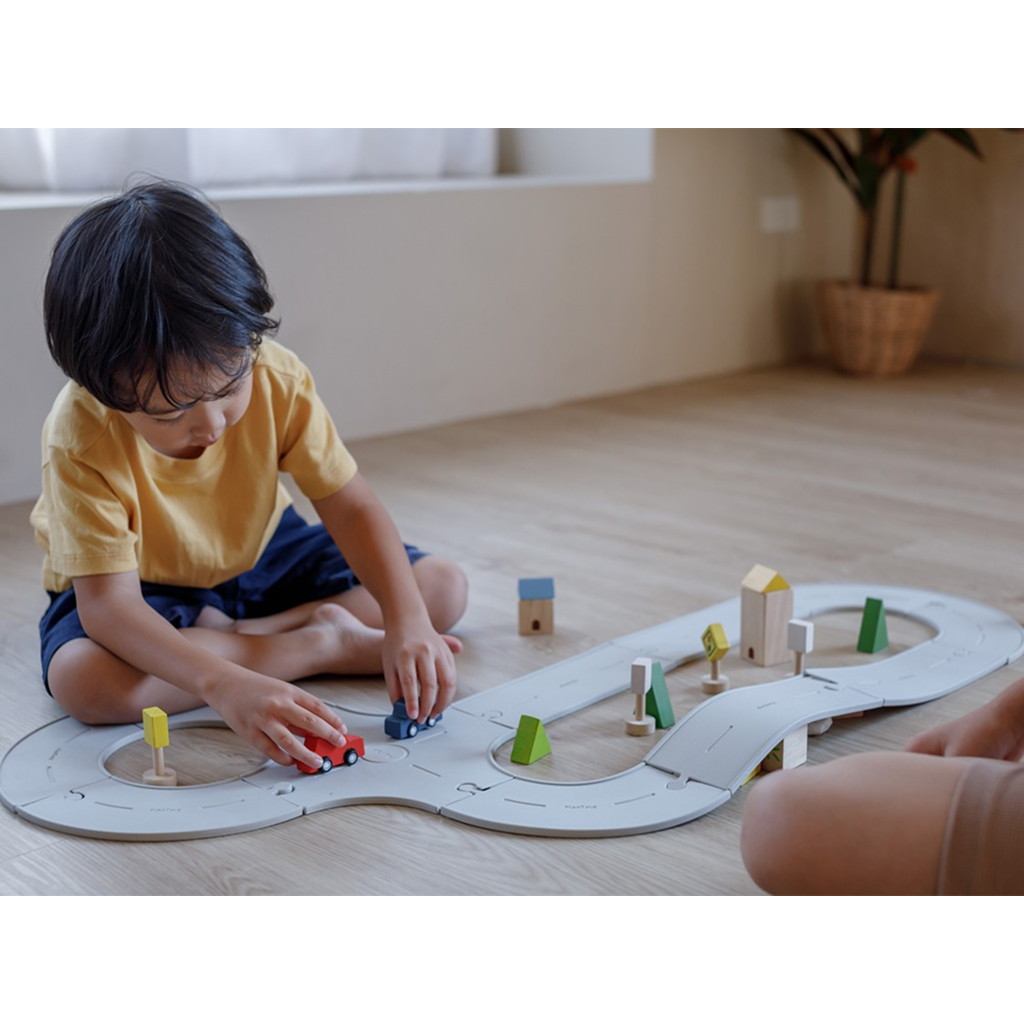 PlanToys مجموعة مسار الطرق والسكك الحديدية المطاطي