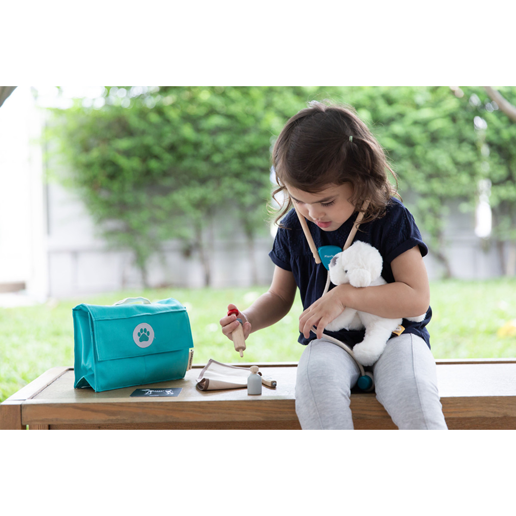 مجموعة الطبيب البيطري من PlanToys — مجموعة ألعاب طبية خشبية للتمثيل