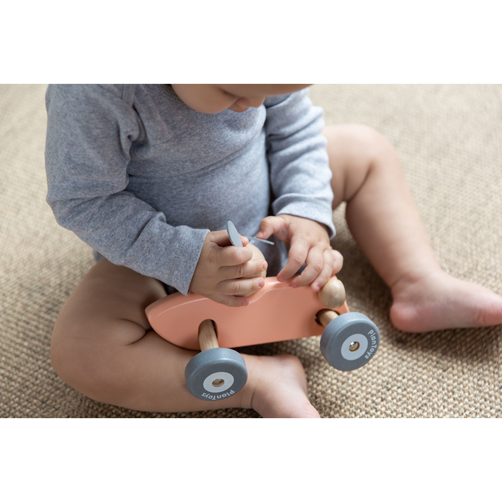 سيارة سباق الأرنب من PlanToys — مركبة لعبة خشبية