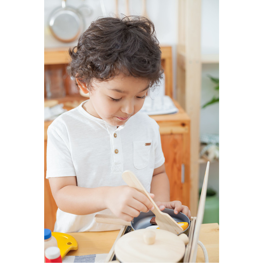 مجموعة أدوات الطبخ من PlanToys — أدوات مطبخ خشبية