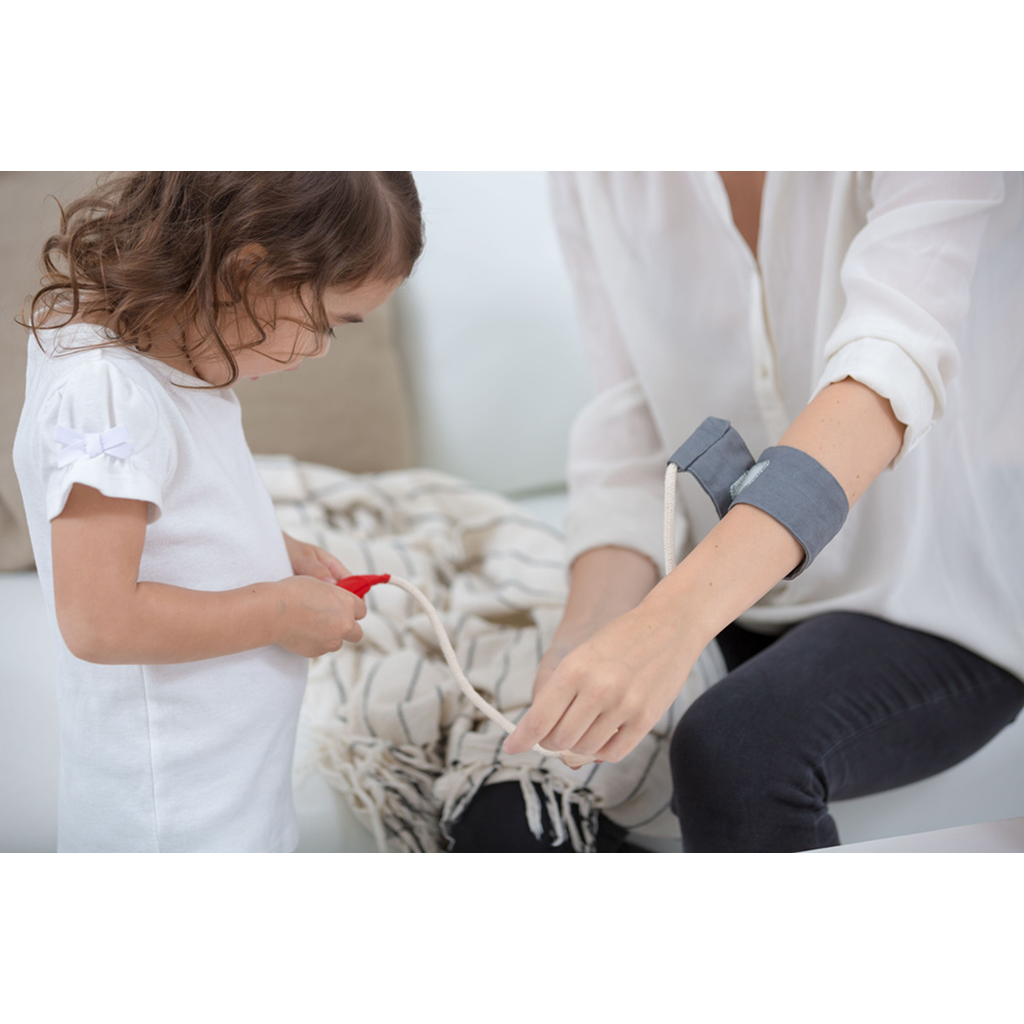 مجموعة الطبيب من PlanToys — مجموعة أدوات طبية خشبية للعب التخيلي