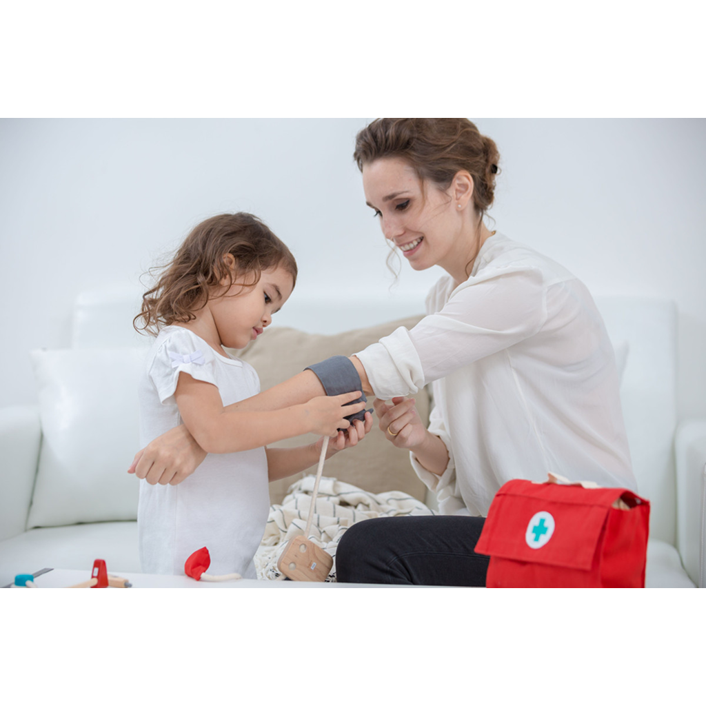 مجموعة الطبيب من PlanToys — مجموعة أدوات طبية خشبية للعب التخيلي