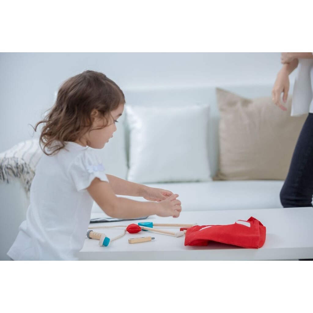 مجموعة الطبيب من PlanToys — مجموعة أدوات طبية خشبية للعب التخيلي