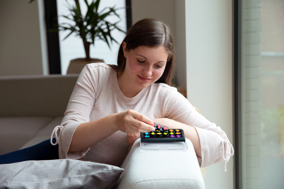 Smart Games IQ Arrows — Pocket Board Game